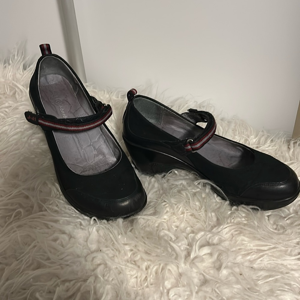 Women’s comfort J – 41 Adventure-on wedge heel shoes. Size 8M by JAMBU